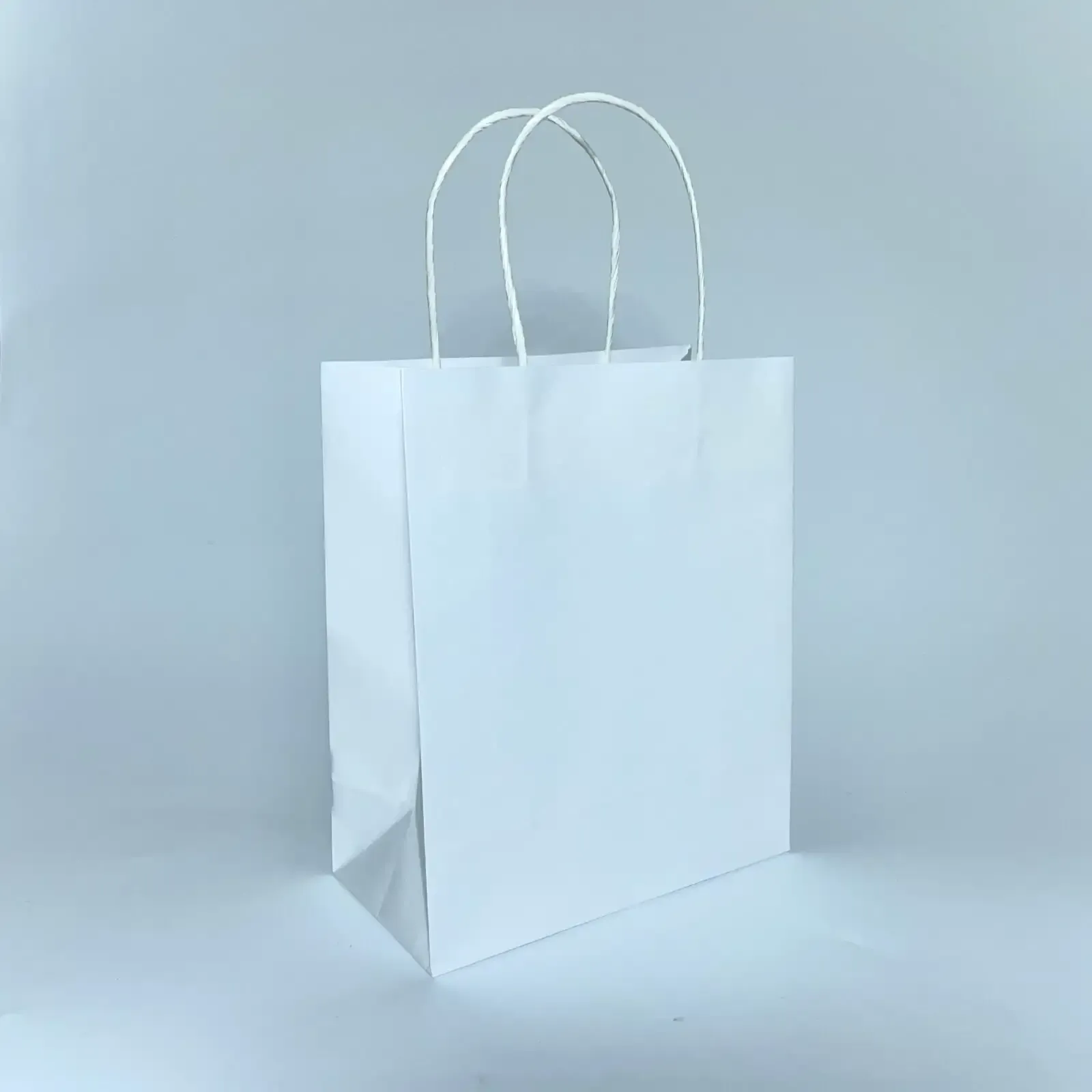 Chúng tôi nhận in túi giấy theo yêu cầu khách hàng.